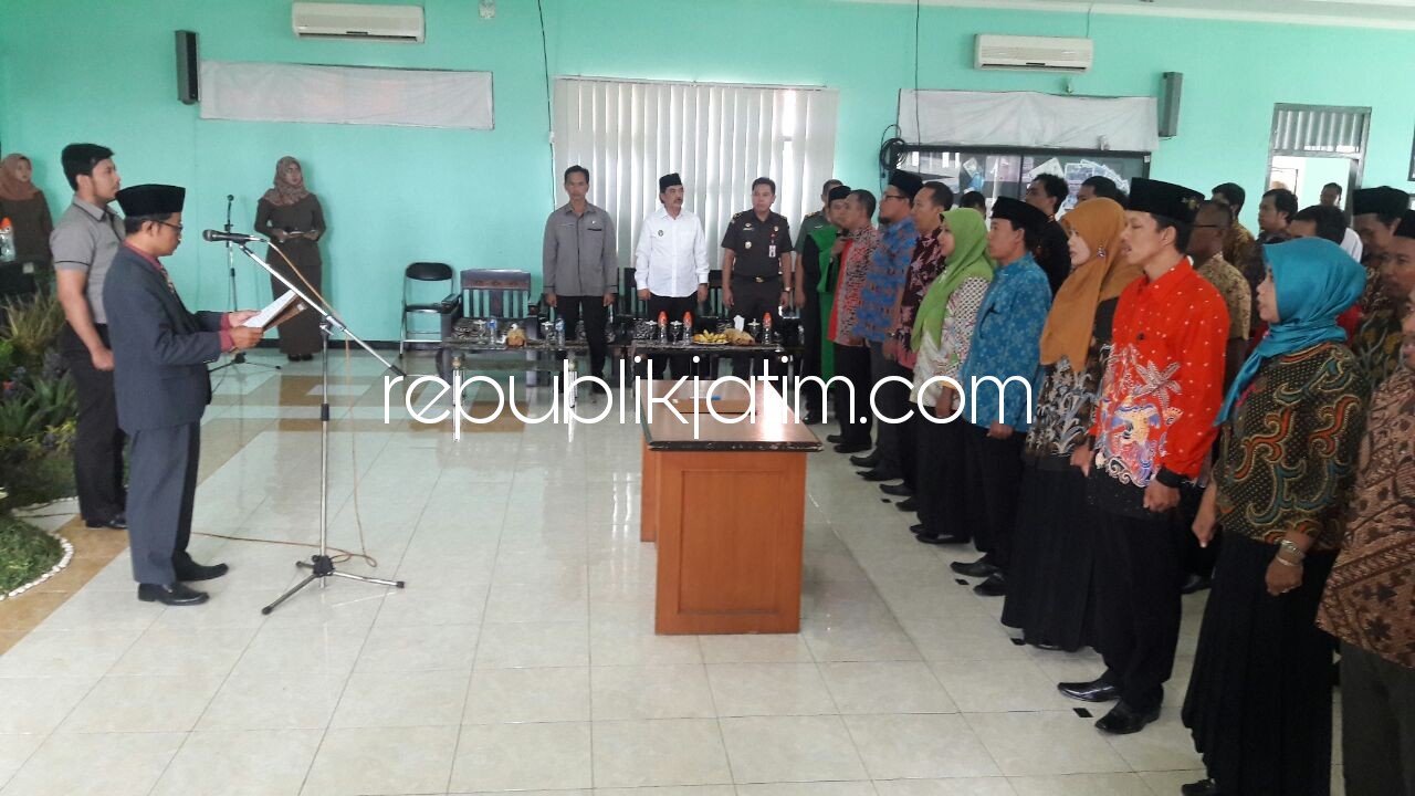 LANTIK - Ketua KPU Sidoarjo, M Zaenal Abidin melantik puluhan anggota Panitia Pemilihan Kecamatan (PPK) di kantor KPU Sidoarjo, Rabu (07/03/2018).