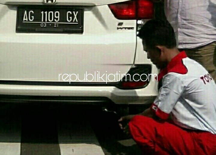 UJI EMISI - Petugas Auto 2000 menggelar uji emisi kendaraan di Kota Kediri, Rabu (07/03/2018).