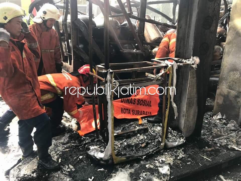 DIEVAKUASI - Korban terbakarnya SPBU Berbek dievakuasi ke Rumah Sakit Bhayangkara Polda Jatim, Kamis (08/03/2018).