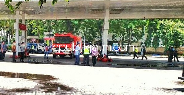 BELUM BEROPERASI - Polisi melarang SPBU Berbek, Kecamatan Waru, Kabupaten Sidoarjo buka sebelum penyidikan pemicu kebakaran selesai, Jumat (08/03/2018).
