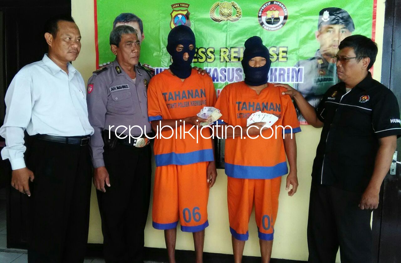 DIRINGKUS - Dua tersangka penjudi remi, Agung Wibowo dan Misto ditangkap petugas didampingi Polsek Krembung bersama barang buktinya dan dua rekannya berhasil kabur, Senin (12/03/2018).