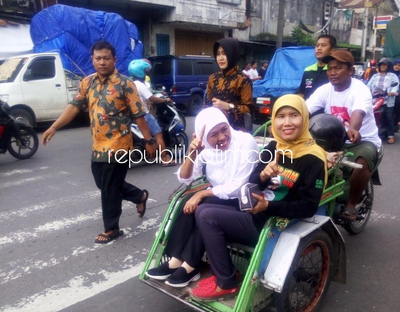MENYAPA - Calon Gubernur (Cagub) Jawa Timur, Khofifah Indar Parawansa menyapa ribuan pedagang dan pengunjung yang ada di Pasar Krian, Kabupaten Sidoarjo, Selasa (13/03/2018).