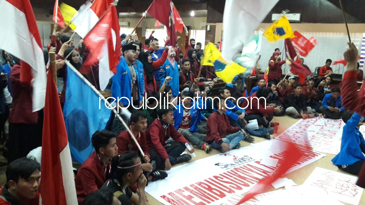 DUDUKI - Ratusan aktivis mahasiswa yang tergabung dalam Solidaritas Mahasiswa Sidoarjo (Somasi) menduduki ruang Rapat Paripurna DPRD Sidoarjo menolak dan mendesak pencabutan Undang-Undang MD3, Kamis (15/03/2018).