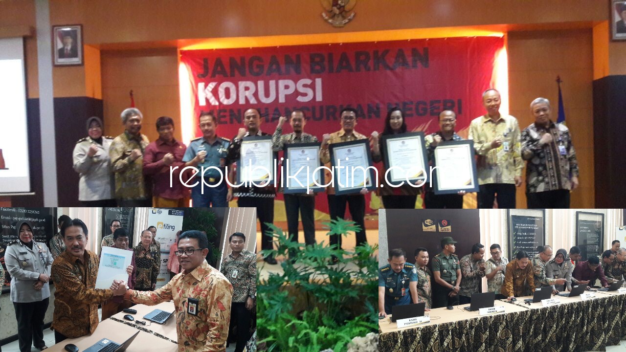 ZONA INTEGRITAS - Kepala Kanwil Direktorat Jenderal Pajak (DJP) Jatim II, Neilmaldrin Noor bersama 4 kantor KPP Sidoarjo dan Gresik menandatangani pakta integritas zona bebas korupsi disaksikan ratusan undangan dalam acara itu, Jumat (16/03/2018).