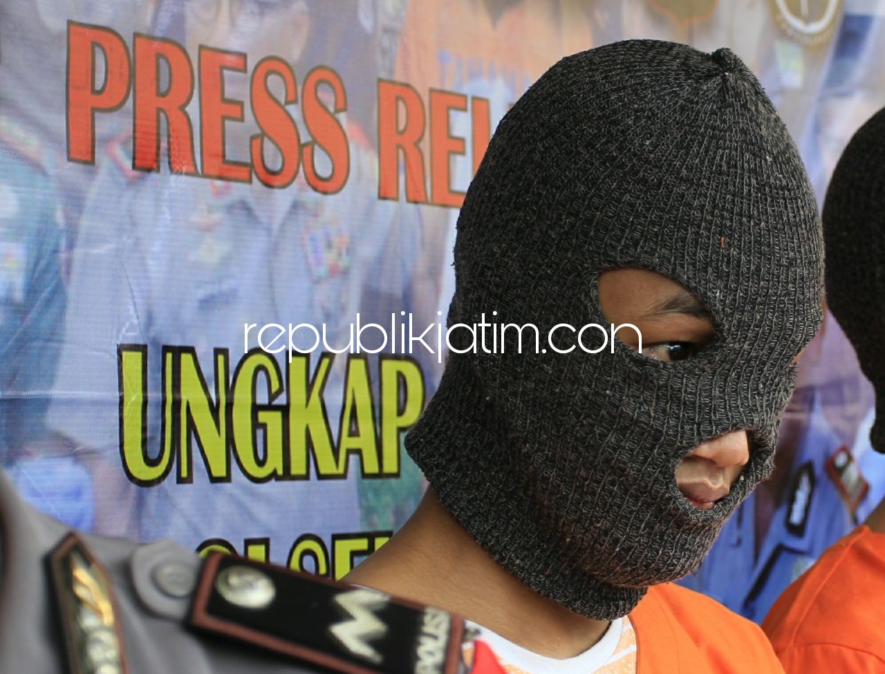 BANDIT CILIK - Tersangka Faykhur Rozi (21) warga Bangkalan, Madura yang sudah menjadi alap-alap pencurian motor di Sidoarjo, Gresik dan Surabaya saat diringkus anggota Polsek Taman, Jumat (16/03/2018).