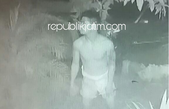 TEREKAM CCTV - Pria yang hanya menggunakan celana kolor yang sempat direkam CCTV warga King Safira Desa Sepande, Kecamatan Candi, Kabupaten Sidoarjo ini diduga warga perumahan menjalankan aksi berkali-kali di perumahan dekat fly over itu.