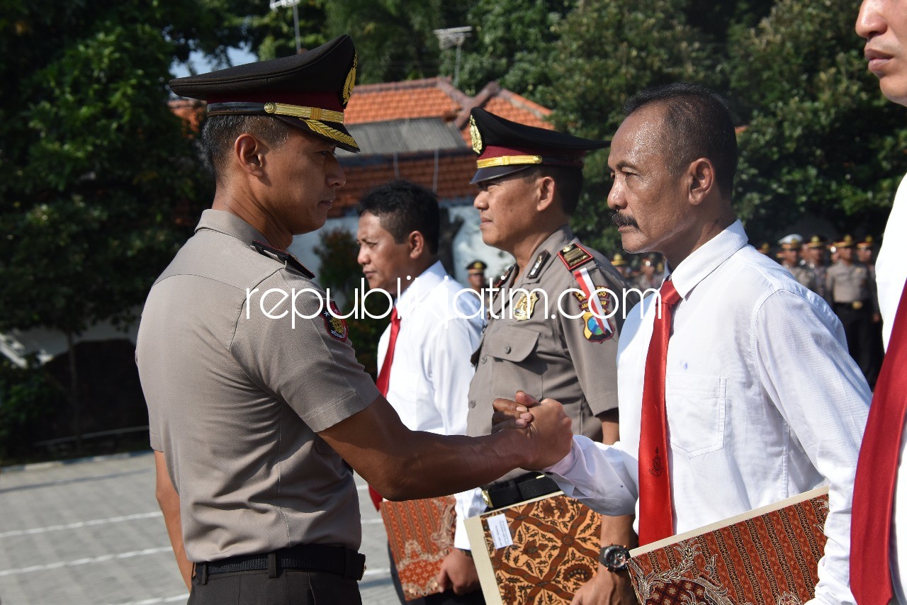 BERI PENGHARGAAN - Kapolresta Sidoarjo, Kombes Pol Himawan Bayu Aji memberikan apresiasi (reward) pada tujuh anggota dan satu warga sipil termasuk Kasat Resnarkoba, Kompol Sugeng Purwanto di halaman Polresta Sidoarjo, Senin (19/03/2018).