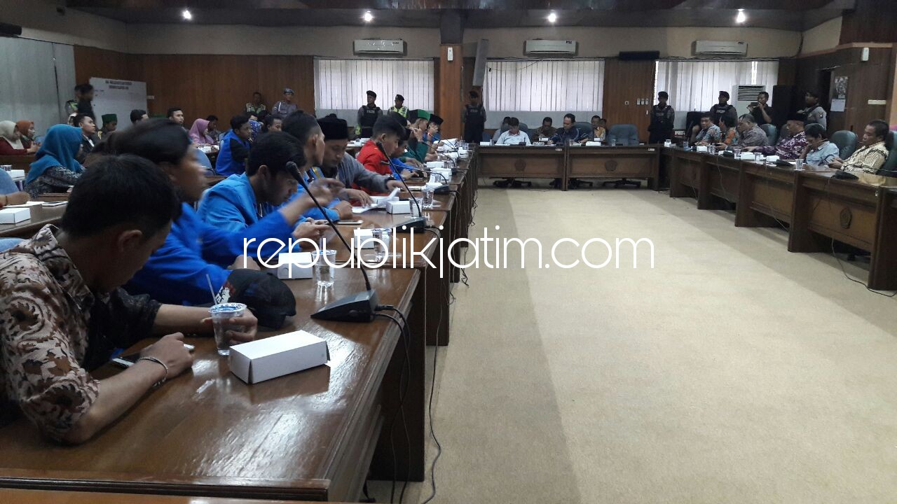 ALOT - Pembahasan pasal per pasal UU MD3 yang dituntut aktivitis mahasiswa yang tergabung dalam Somasi dengan anggota dan pimpinan DPRD Sidoarjo berjalan alot dan membutuhkan waktu berjam-jam, Selasa (20/03/2018) petang.