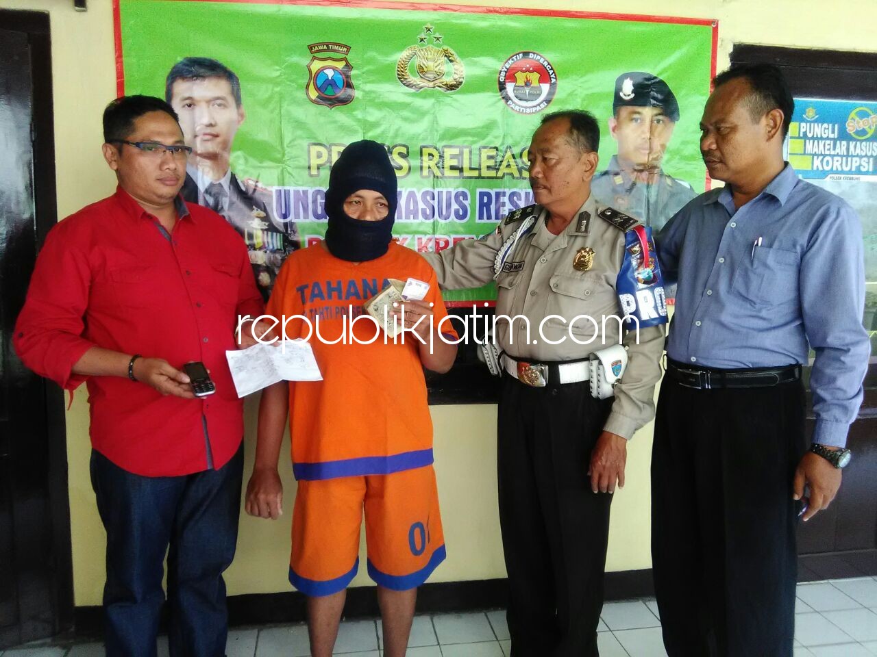 PENGECER - Tersangka pengecer togel, Suheri beserta barang bukti didampingi petugas Polsek Krembung, Rabu (21/03/2018). 