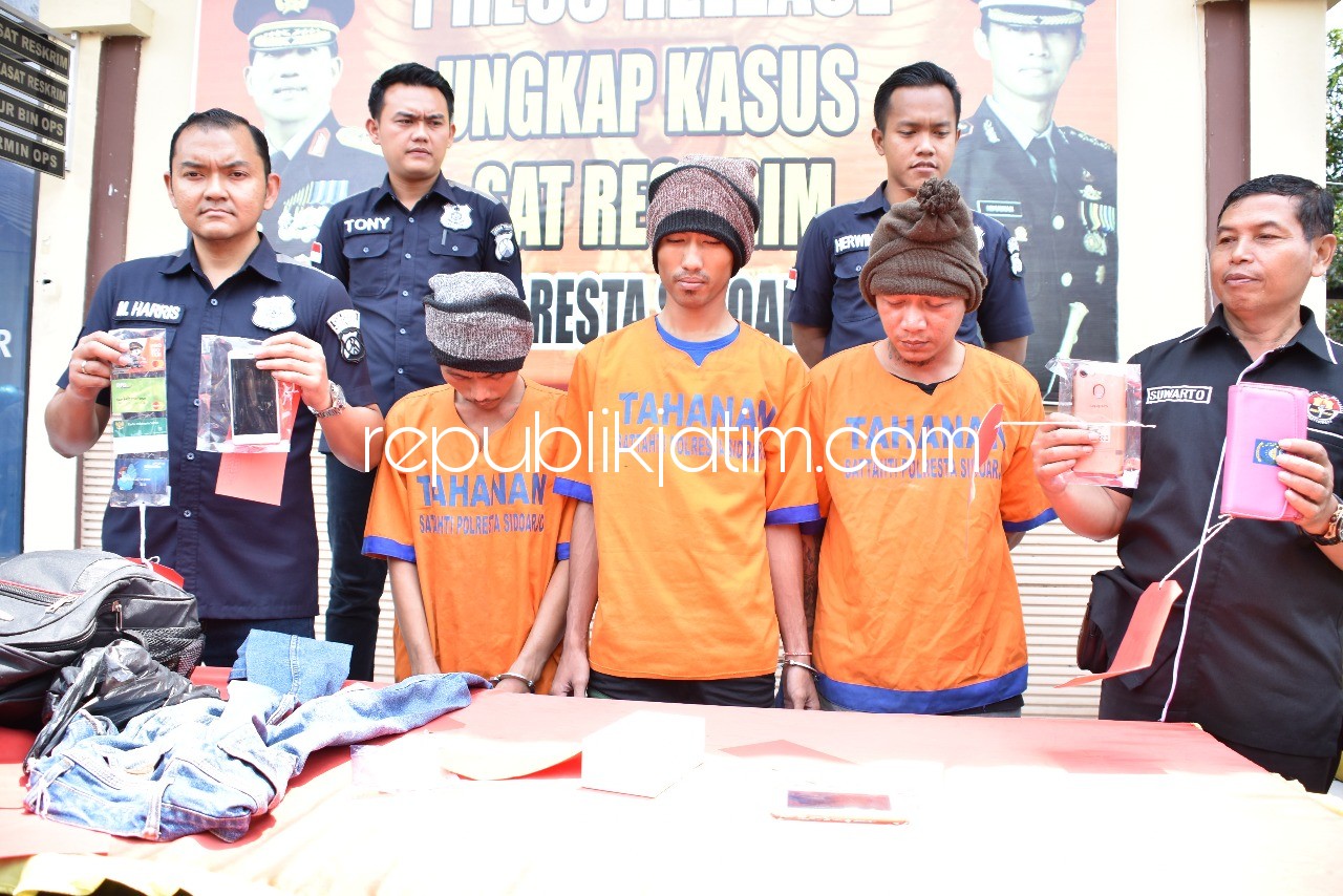 PENCURI - Kasat Reskrim, Polresta Sidoarjo, Kompol Muhammad Harris menunjukkan 3 tersangka dan barang bukti pencurian yang terjadi 3 lokasi yang berbeda-beda, Kamis (22/03/2018).