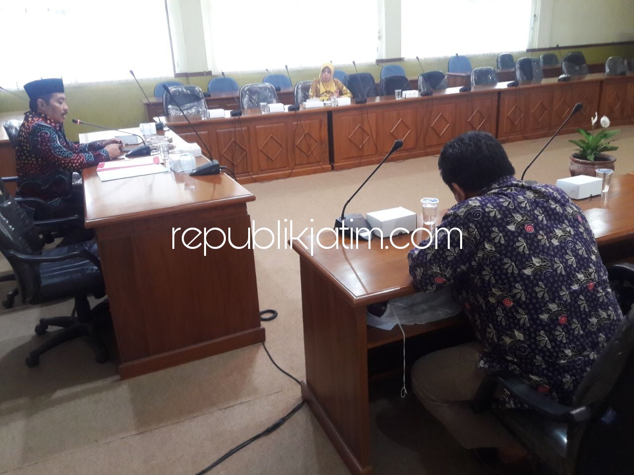 SATU PEJABAT - Rencana Rapat Dengar Pendapat (RDP) di ruang rapat DPRD Sidoarjo dibatalkan lantaran hanya dihadiri satu pejabat Dinas Pertanian Pemkab Sidoarjo, Kamis (22/03/2018).