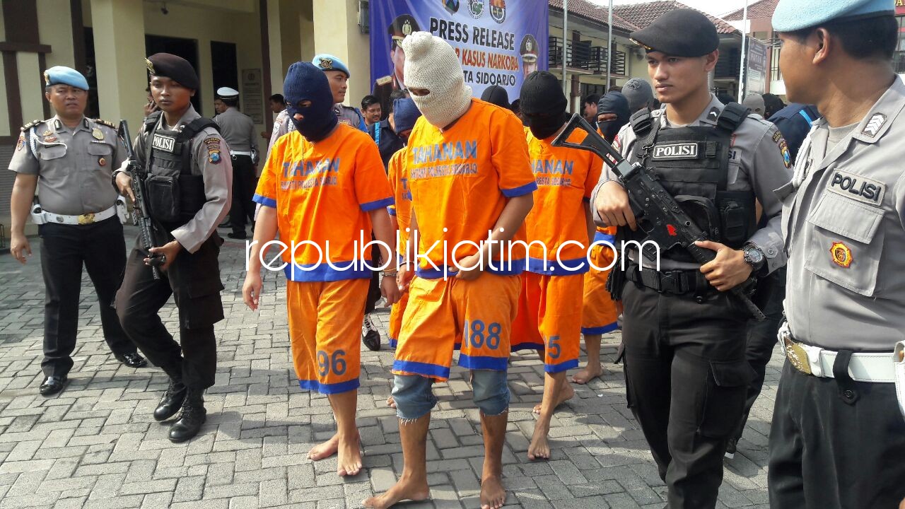 DIGELANDANG - Sebanyak 22 tersangka kasus peredaran narkoba digelandang petugas Satuan Resnarkoba, Polresta Sidoarjo, Rabu (21/03/2018).