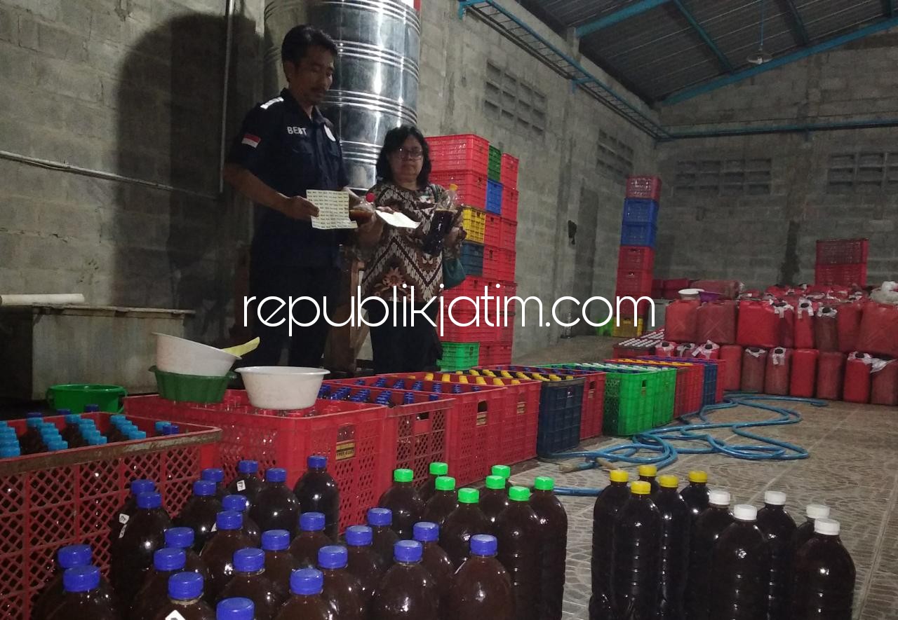 DIGEREBEK - BPOM Surabaya menggerebek Pabrik Jamu merek Angger Waras yang diproduksi di Desa Singopadu, Kecamatan Tulangan, Kabupaten Sidoarjo, Kamis (22/03/2018) petang.