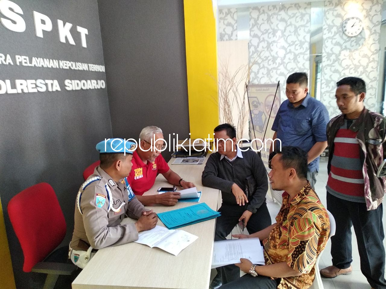 DILAPORKAN - Panitia Pemilihan Kepala Desa (Pilkades) Sidokepung, Kecamatan Buduran dilaporkan ke Polresta Sidoarjo oleh Samsul Hadi, bakal calon Kades yang gugur dalam proses seleksi, Senin (26/03/2018).