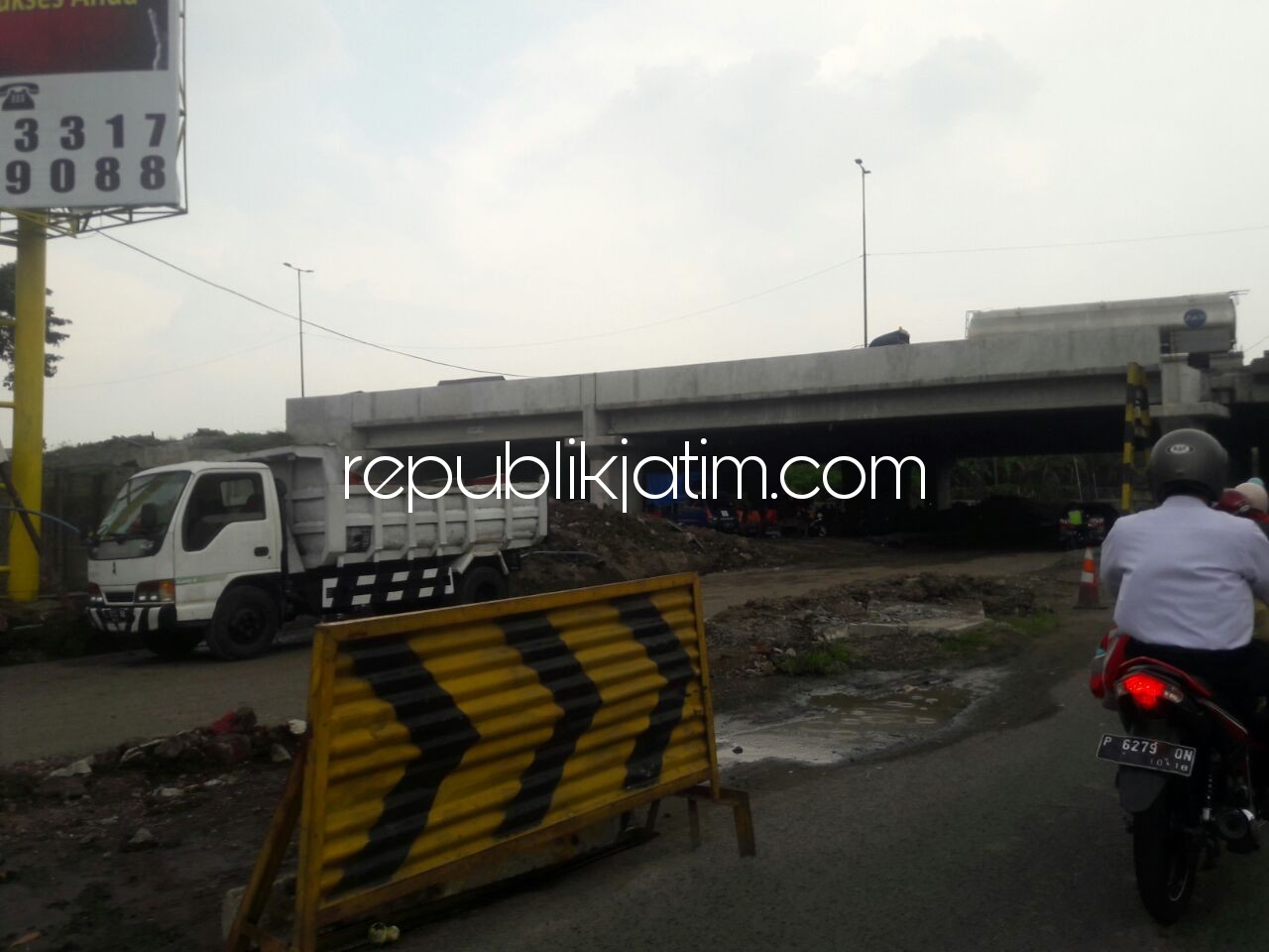 PROYEK PELEBARAN - Proyek pelebaran JL Raya Jati memicu penyumbatan (bottle next) di depan pintu utama Kahuripan Nirvana Village (KNV) lantaran ada penyempitan di jalur lama, Selasa (27/03/2018).