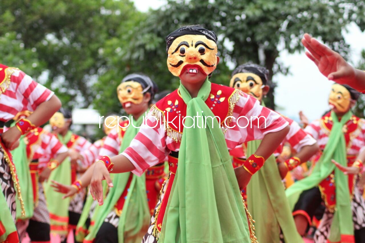 PUNCAK HUT - Puncak HUT Kabupaten Kediri ke 1.214 diramaikan pagelaran Seni Tari Panji Kolosal diikuti siswa dan siswi dari setingkat SD hingga SMA, Minggu (25/03/2018).
