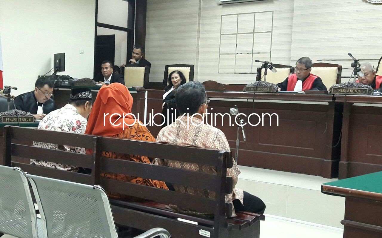 TUNTUTAN - Tiga pejabat Direksi PDAU Sidoarjo dituntut tim JPU berbeda-beda yakni 1,5 tahun dan 4 tahun penjara dalam sidang tuntutan di Pengadilan Tipikor Jawa Timur, di Juanda, Sidoarjo, kemarin.