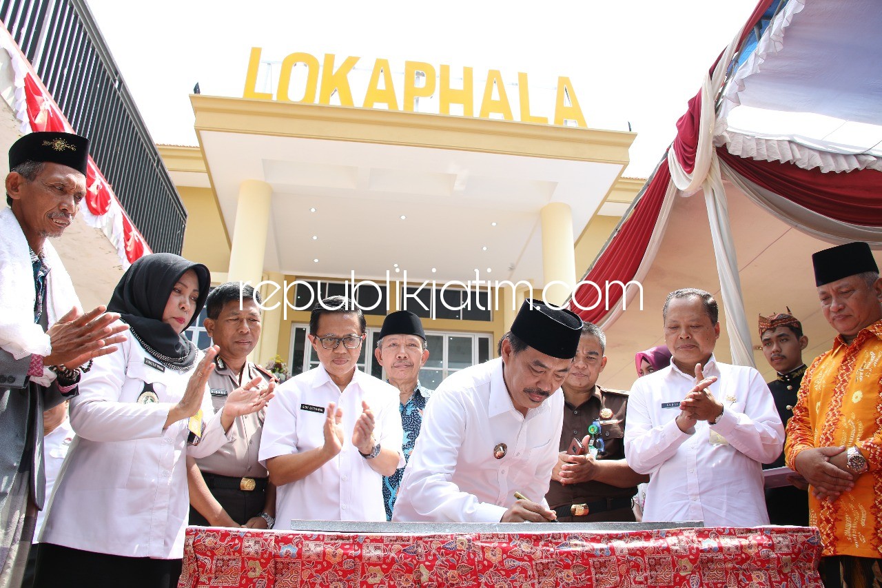 DIRESMIKAN - Wakil Bupati Sidoarjo, Nur Ahmad Syaifuddin meresmikan gedung Lokaphala Krian yang direvitalisasi dengan anggaran Rp 7,6 miliar, Rabu (28/03/2018).