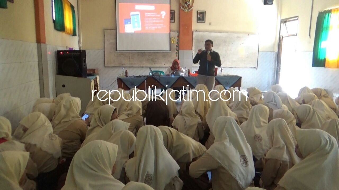 PENYULUHAN - Ratusan siswa dan siswi MTs YPM 1 Wonoayu mendengarkan penyuluhan yang digelar aktivis pendidikan di ruang aula, Rabu (28/03/2018).