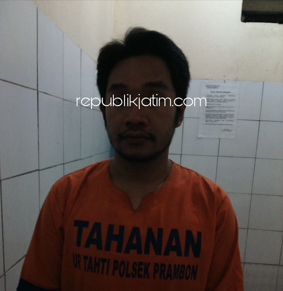CURI KOTAK AMAL - Tersangka pencurian kotak amal, I Dewa Putu Agus Pramana saat diamankan petugas Polsek Prambon, Kamis (30/11/2017).