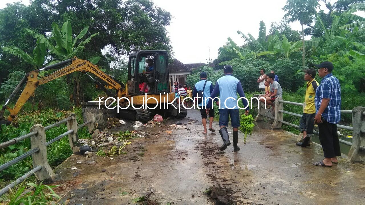 DINORMALISASI - Kabid Ops Dinas PUPR Pemkab Sidoarjo, Agus Hidayat mengecek normalisasi di Avour Sungai Kedungan, di Desa Candipari, Kecamatan Porong agar air banjir cepat surut, Jumat (01/12/2017).