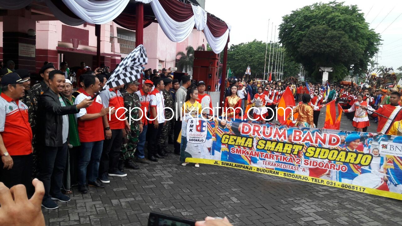 BERANGKATKAN - Menteri Pemuda dan Olahraga (Menpora) RI, Imam Nahrawi memberangkatkan Pawai Budaya dan Deklarasi NKRI dalam Kirab Pemuda Nusantara Tahun 2017 di Parkir Barat GOR Gelora Delta Sidoarjo, Jumat (01/12/2017).