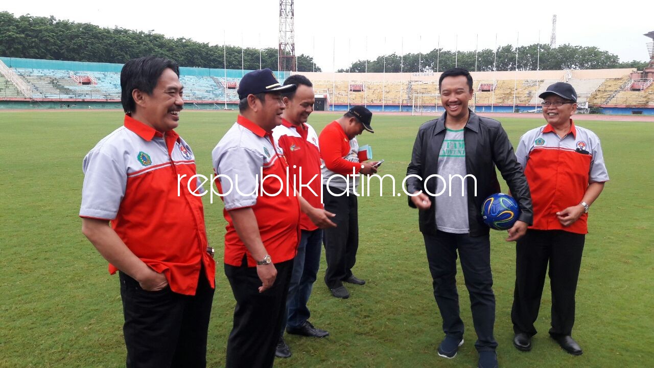 DIPAMERI - Menteri Pemuda dan Olahraga (Menpora) RI, Imam Nahrawi (jaket kulit) dipameri kondisi lapangan sepak bola di GOR Gelora Delta Sidoarjo oleh Bupati Sidoarjo, Saiful Ilah paska pemberangkatan Kirab Pemuda Nusantara, Jumat (01/12/2017) petang.