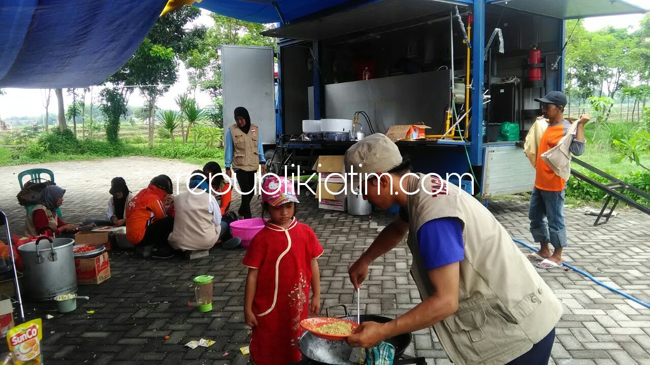 DAPUR UMUM - Posko dapur umum di Desa Candipari, Kecamatan Porong mulai dioperasikan meski belum ada warga yang mau diungsikan, Jumat (01/12/2017).