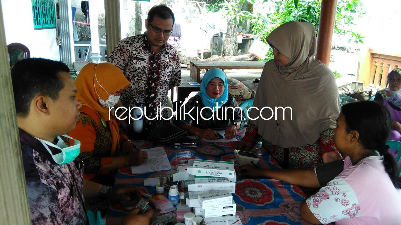 POSKO KESEHATAN - Untuk membantu korban banjir petugas menyiapkan Posko Kesehatan yang ditempatkan di Desa Ketapang, Kecamatan Tanggulangin, Kabupaten Sidoarjo, Jumat (01/12/2017).