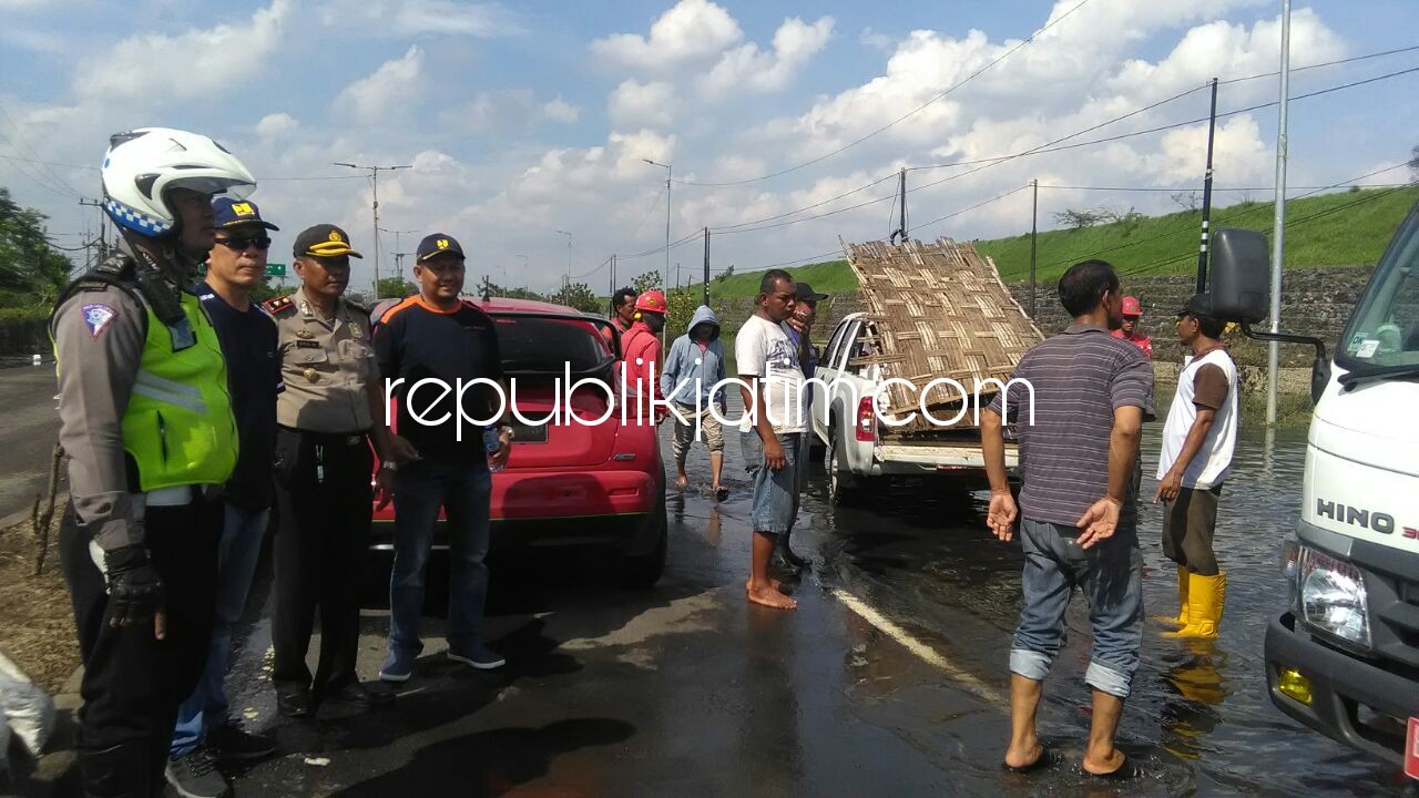 SURUT - Kepala Balai Besar Wilayah Sungai Brantas (BBWS) Jawa Timur ,Ir Fauzi Idris beserta Kapolsek Porong, Kompol Adreal ZA memantau penyedotan air di JL Raya Porong Lama agar jalan raya protokol ini bisa dilewati kendaraan, Sabtu (02/12/2017).