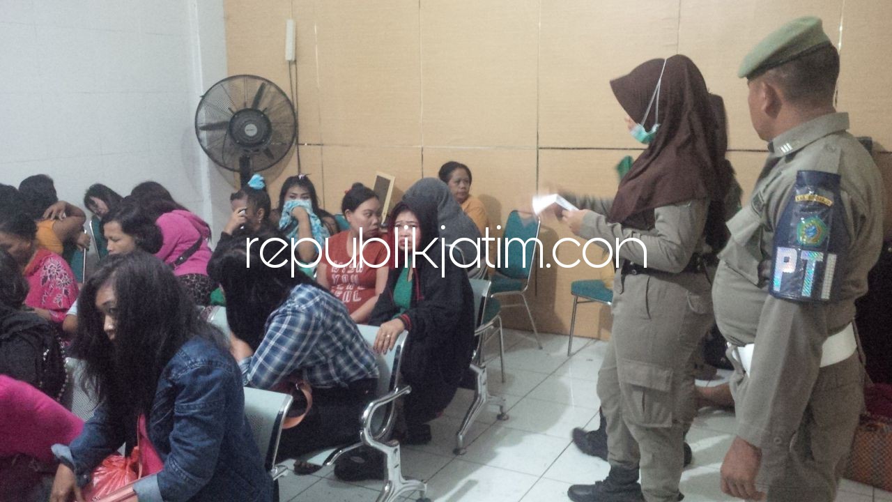 TERJARING - Sedikitnya 15 Pekerja Seks Komersial (PSK) dan 10 pria hidung belang diamankan petugas Satpol PP Pemkab Sidoarjo untuk didata, Jumat (01/12/2017) malam.