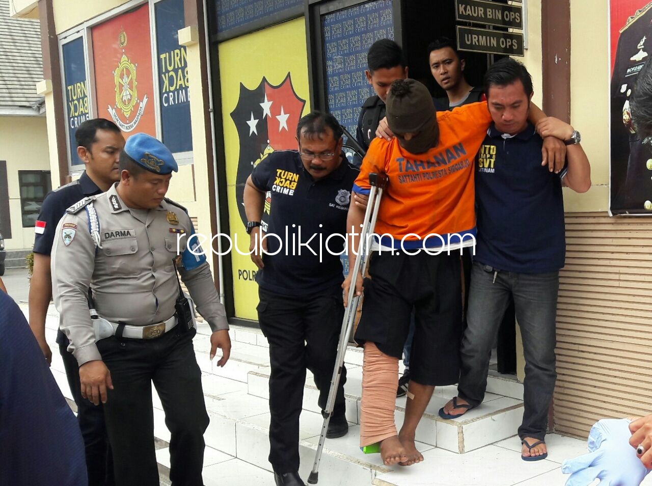 DITEMBAK - Kaki kanan tersangka, Tulam (44) terpaksa ditembak petugas karena memberikan perlawanan saat ditangkap di rumah mertuanya di Jember, Minggu (03/12/2017).
