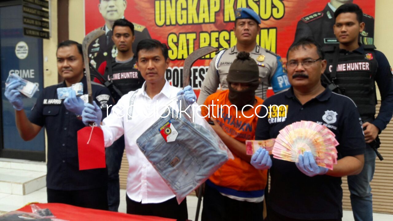 BAYAR HUTANG - Tersangka Tulam (44) mengaku merampok juragan arisan Didik Murtadho dan istrinya, Hj Istining untuk membayar hutang ke para pengepul pepaya Rp 100 juta lebih, Minggu (03/12/2017).