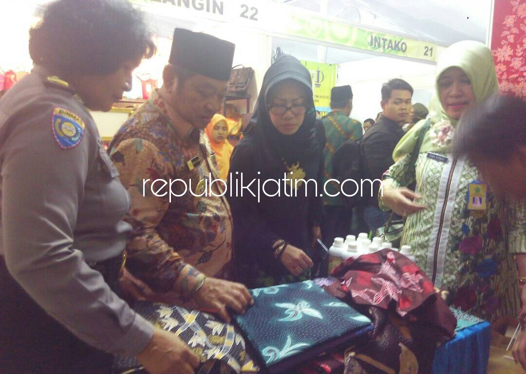 PRODUK UNGGULAN - Dinas Koperasi dan UMKM bakal menggelar pameran produk unggulan selama 3 hari di Ramayana Mall Sidoarjo mulai Senin (04/12/2017) hingga Rabu (06/12/2017 ) mendatang.