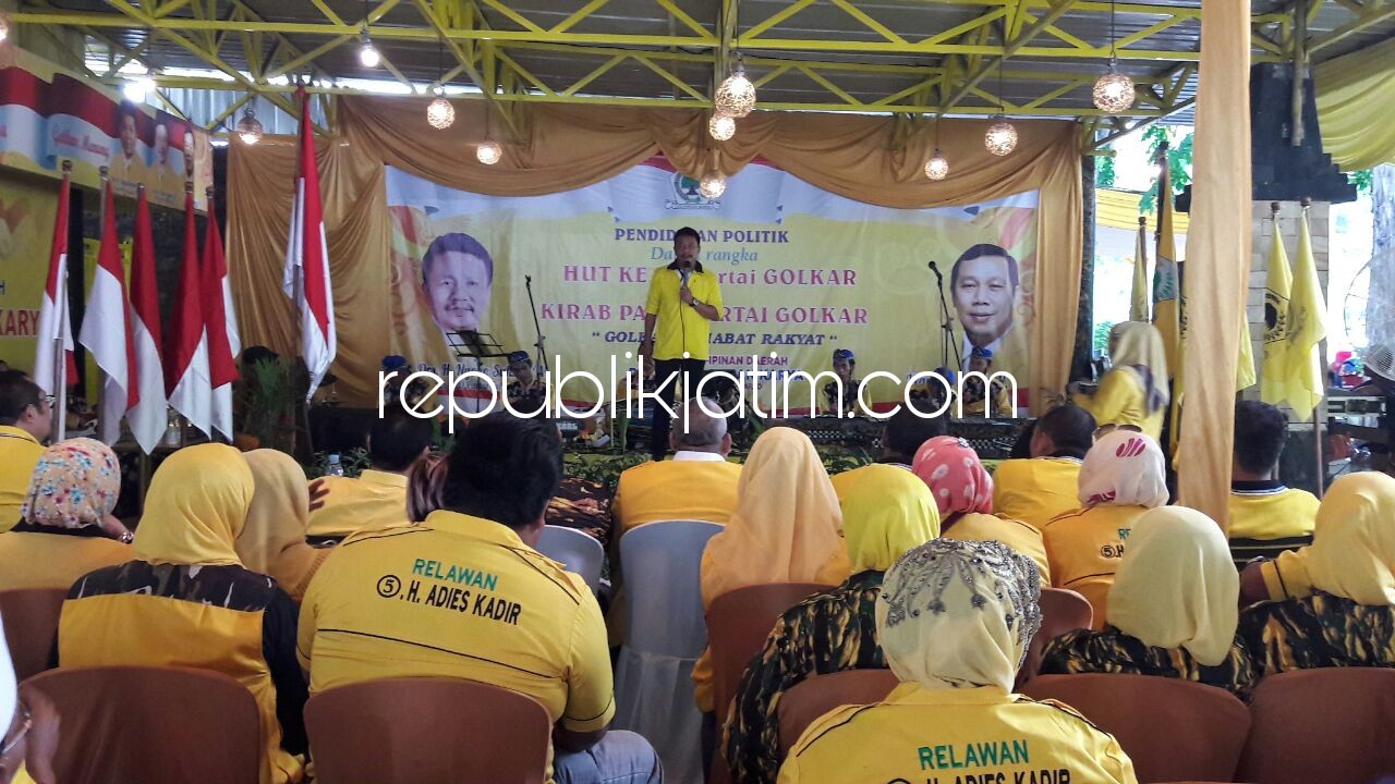 PEMAPARAN - Ketua DPD Golkar Jawa Timur, Nyono Suharli W memberikan pemaparan kepada 1.300 kader di kantor DPD Golkar Sidoarjo usai pelaksanaan acara puncak kirab dalam rangka HUT ke 53 Partai Golkar, Minggu (03/12/2017).