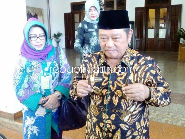 TERTIB UKUR - Bupati Sidoarjo, Saiful Ilah menunjukkan alat tera yang menyebabkan Sidoarjo meraih pengharhaan kabupaten tertib ukur, Minggu (03/12/2017).