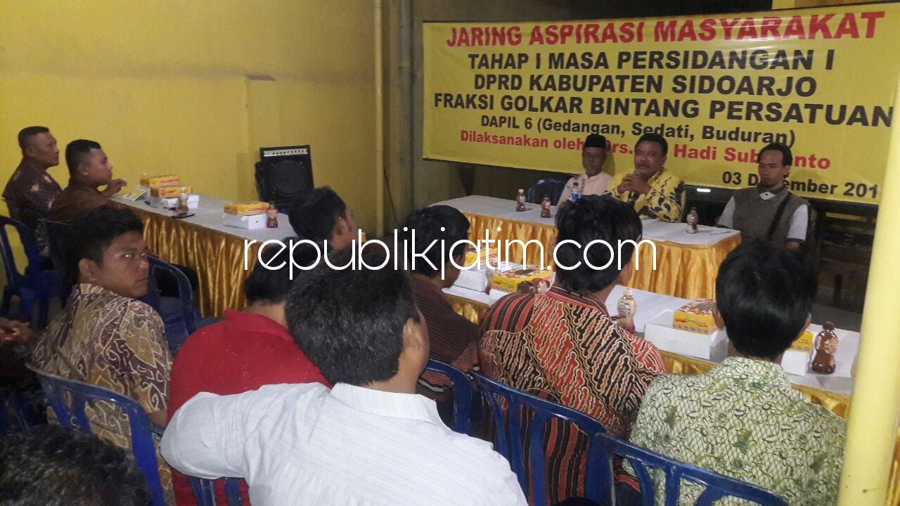 JARING ASPIRASI - Anggota DPRD Sidoarjo, Hadi Subiyanto menggelar acara jaring aspirasi masyarakat di Desa Tebel, Kecamatan Gedangan, Kabupaten Sidoarjo mendapatkan sejumlah keluhan dari warga dan konstituennya, Minggu (03/12/2017) malam.