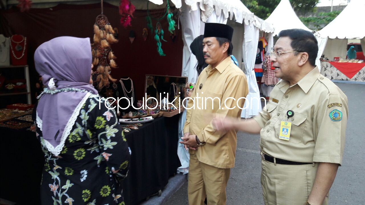 BUKA PAMERAN - Wakil Bupati Sidoarjo, Nur Ahmad Syaifuddin didampingi Plt Kepala Dinas Koperasi dan Usaha Mikro, Tjarda membuka pameran Usaha Mikro yang diikuti 60 pengusaha Kabupaten Sidoarjo di Parkir Timur, Ramayana Sidoarjo, Senin (04/12/2017).