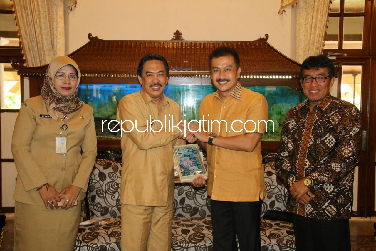 CINDERAMATA - Wakil Bupati Sidoarjo, Nur Ahmad Syaifuddin bertukar Cinderamata dengan Walikota Salatiga, Yuliyanto usai acara pertukaran informasi di Pendopo Delta Wibawa, Senin (04/12/2017).