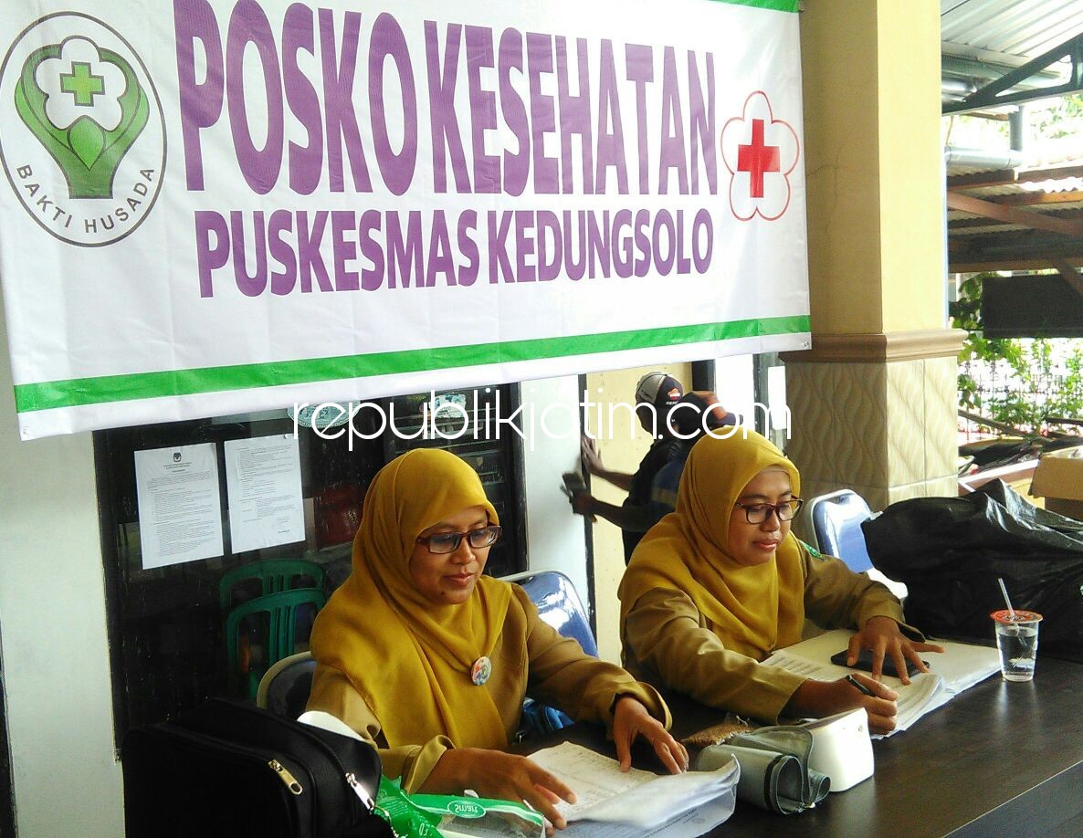 GATAL-GATAL - Tim medis Sri Idayati (kiri) dan Nur Afifah (kanan) menunjukkan data pasien paska banjir di tiga wilayah Kecamatan Porong yang terserang penyakit gatal-gatal, Senin (04/12/2017).