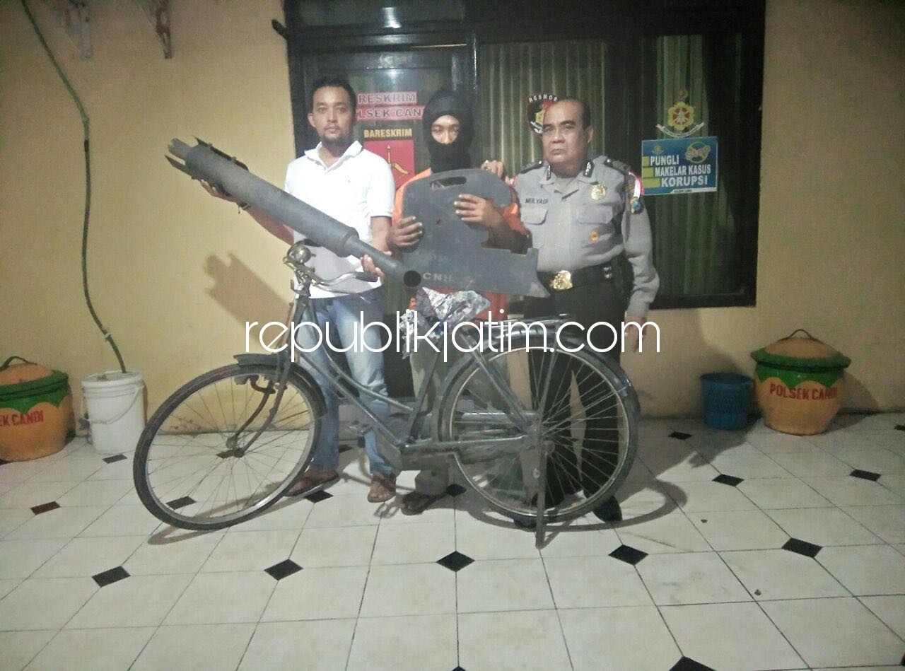 PENCURI - Tersangka pencurian, Muhamad Kusaeri (22) warga Desa Bligo, Kecamatan Candi, Kabupaten Sidoarho diamankan petugas beserta barang buktinya, Senin (04/12/2017).