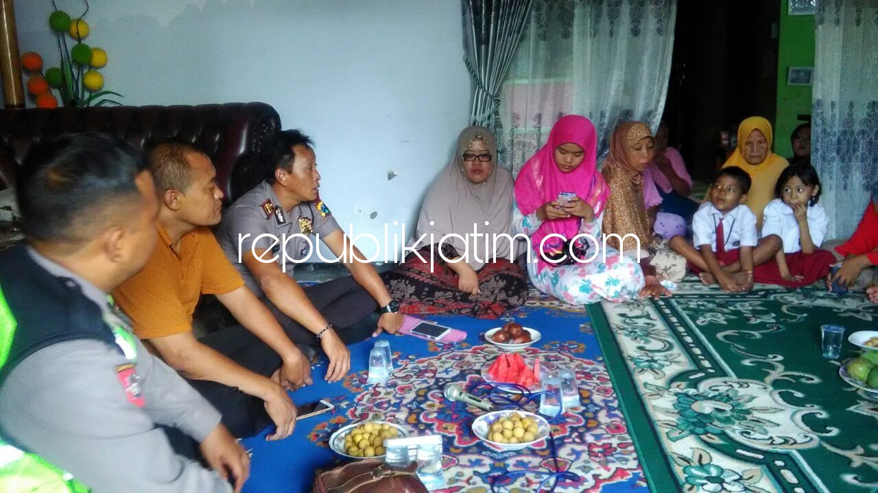 SAMBANG - Kapolsek Jabon, AKP Subadri beserta anggotana disambut istri korban perampokan, Hj Istining (kanan) dan Jonis Sigit Kariadi adik kandung korban Didik Murtadho, Selasa (05/12/2017).