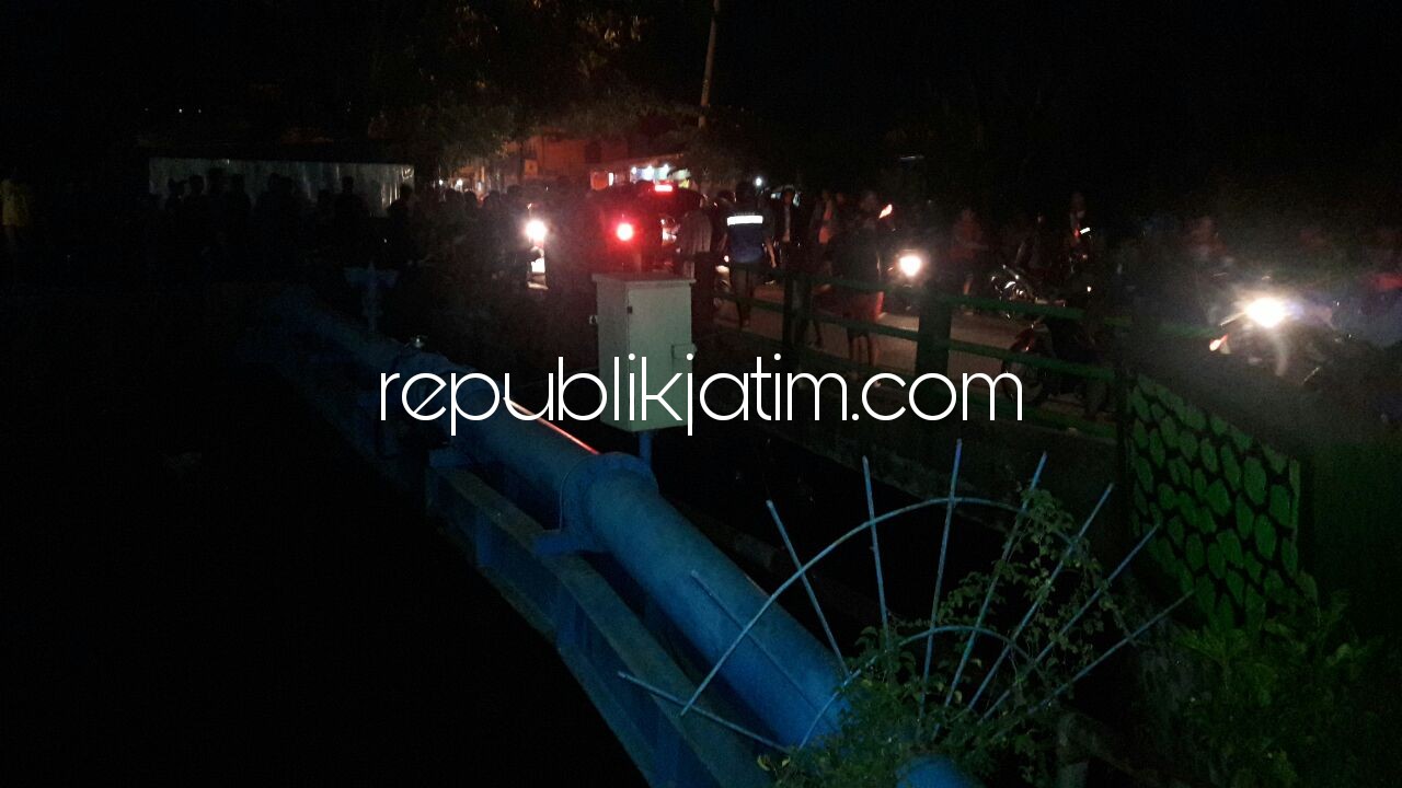 MACET - Sejumlah warga memadati jembatan Sungai Kedunguling, Desa Tenggulunan, Kecamatan Candi paska ada kabar pasutri menjeburkan diri me sungai bersama motornya, Senin (05/12/2017).