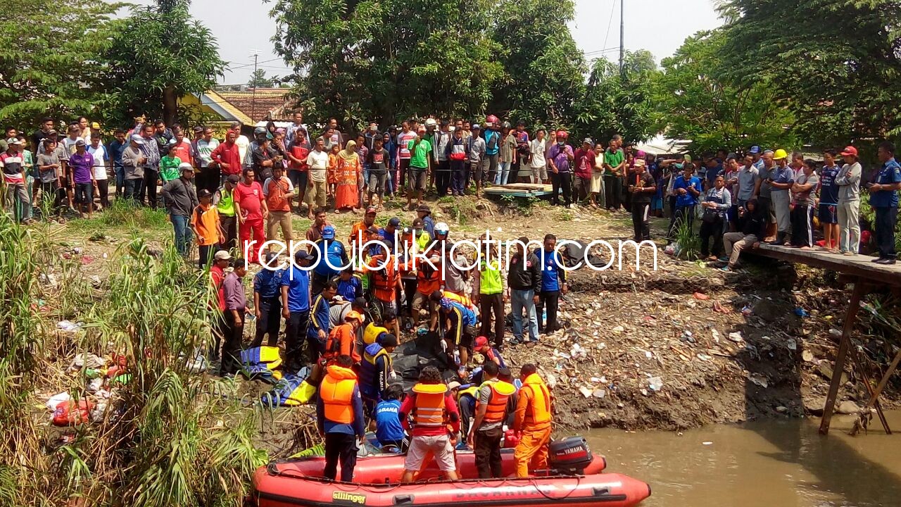 DITEMUKAN - Korban Agus Sucipto (40) ditemukan sekitar 1 kilometer dari lokasi korban menjeburkan diri ke Sungai Kedunguling, Desa Tenggulunan, Kecamatan Candi, Sidoarjo, Selasa (05/12/2017).