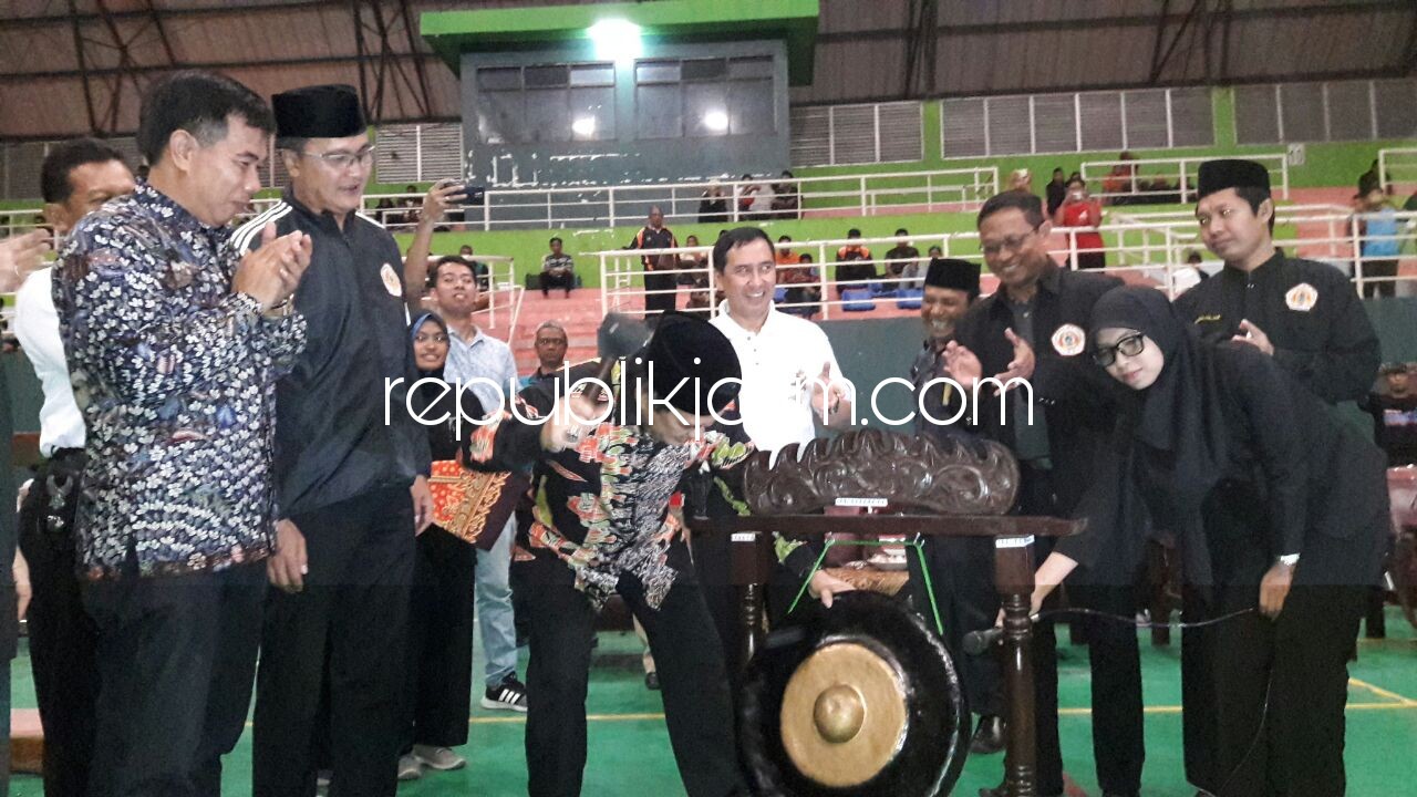 DIBUKA - Wakil Bupati Sidoarjo, Nur Ahmad Syaifuddin membuka acara Kejuaraan Propinsi (Kejurprop) Ikatan Pencak Silat Indonesia (IPSI) Piala Gubernur II Jawa Timur 2017 di GOR Sidoarjo, Senin (04/12/2017) malam.
