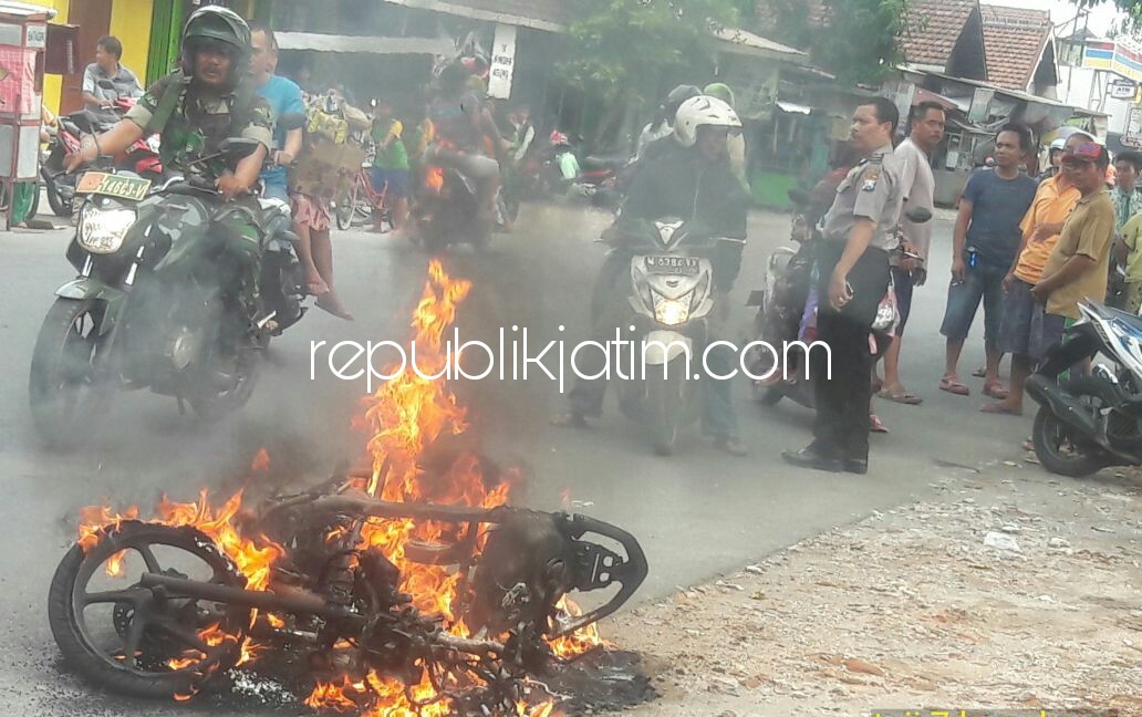 LUDES TERBAKAR - Satu unit motor kondisi terbakar hingga ludes di JL Raya depan Pasar Krembung karena korsleting, Rabu (06/12/2017).