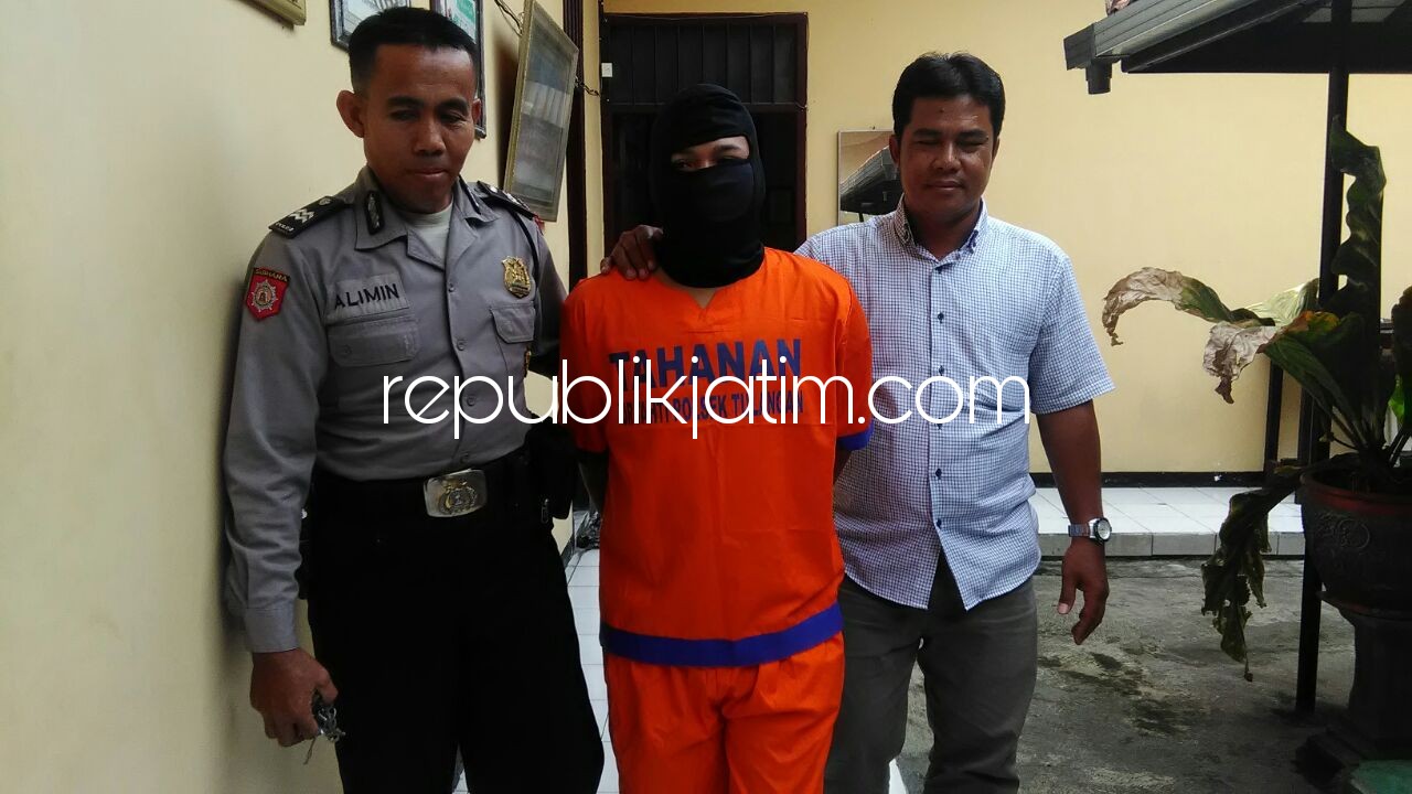 PENGANIAYA - Tersangka penganiayaan, Supron (20) digelandang petugas Polsek Tulangan beserta barang buktinya, Kamis (07/12/2017).