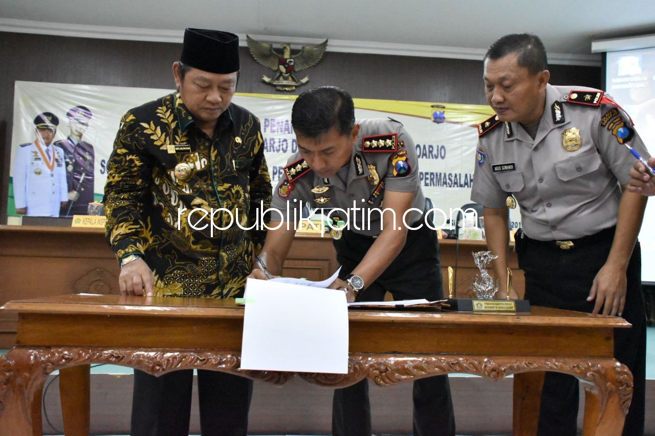 MoU - Kapolresta Sidoarjo, Kombes Pol Himawan Bayu Aji dan Bupati Sidoarjo, Saiful Ilah menandatangani MoU tentang Pencegahan, Pengawasan, dan Penanganan Permasalahan Dana Desa di ruang Rapat Pemkab Sidoarjo, Kamis (07/12/2017).