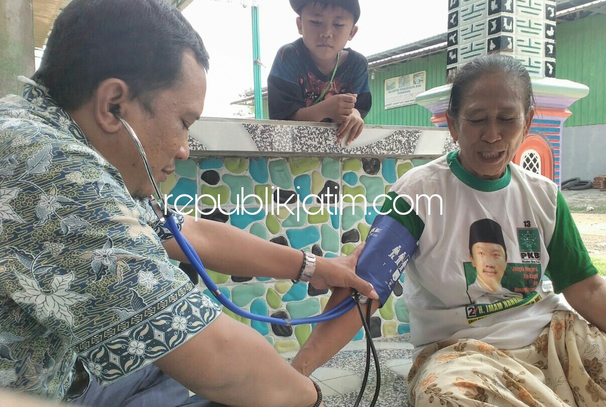 DIPERIKSA - Kepala UPTD Puskesmas Jabon, dr Djoko Setijono beserta perawat memeriksa kesehatan warga terdampak banjir rob di tiga Dusun, Desa Kupang, Kecamatan Jabon, Kabupaten Sidoarjo, Jumat (08/12/2017).