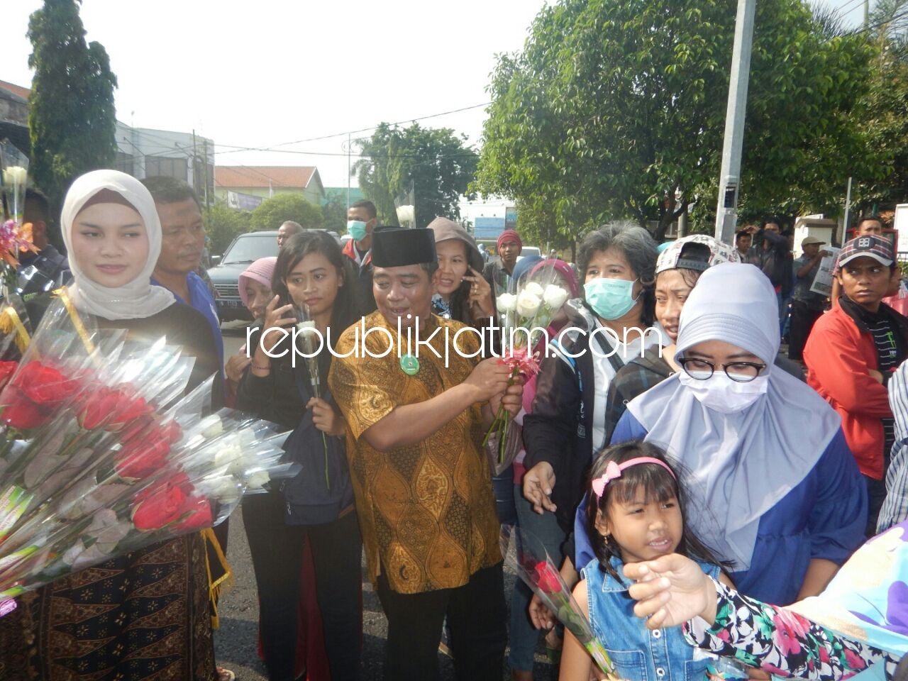 BAGI BUNGA - Kepala Kejari Sidoarjo, Budi Handaka dan jajarannya membagikan bunga tanda peringatan Hari Anti Korupsi Sedunia, Jumat (08/12/2017).
